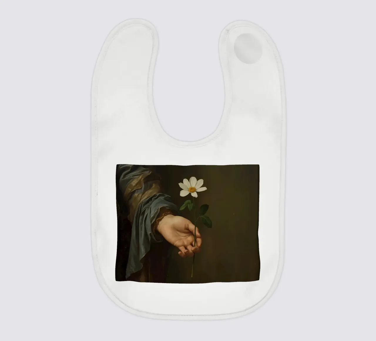 Mano che regge un fiore bianco in una luce soffusa con bavaglino da DesignDoodle