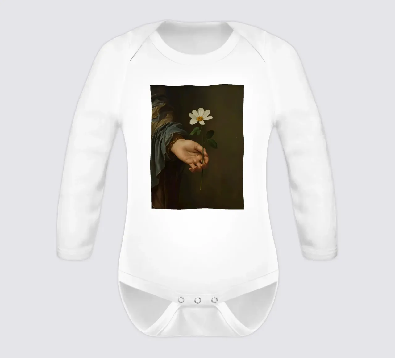 Mano che regge un fiore bianco in una luce soffusa con body neonato maniche lunghe da DesignDoodle