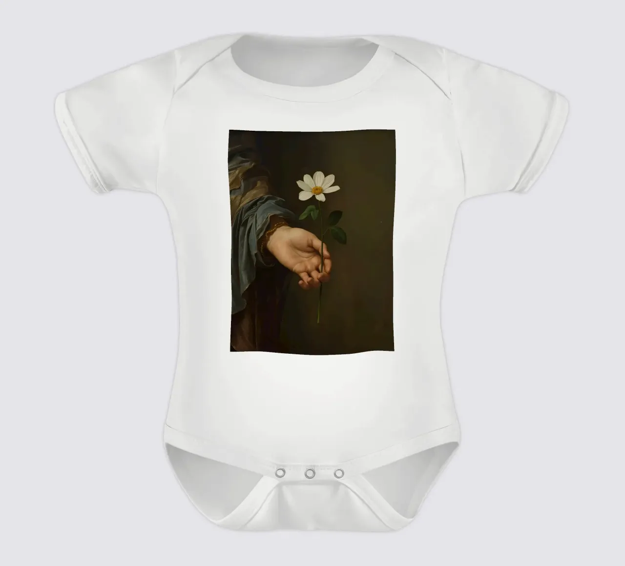 Mano che regge un fiore bianco in una luce soffusa con body neonato maniche corte da DesignDoodle