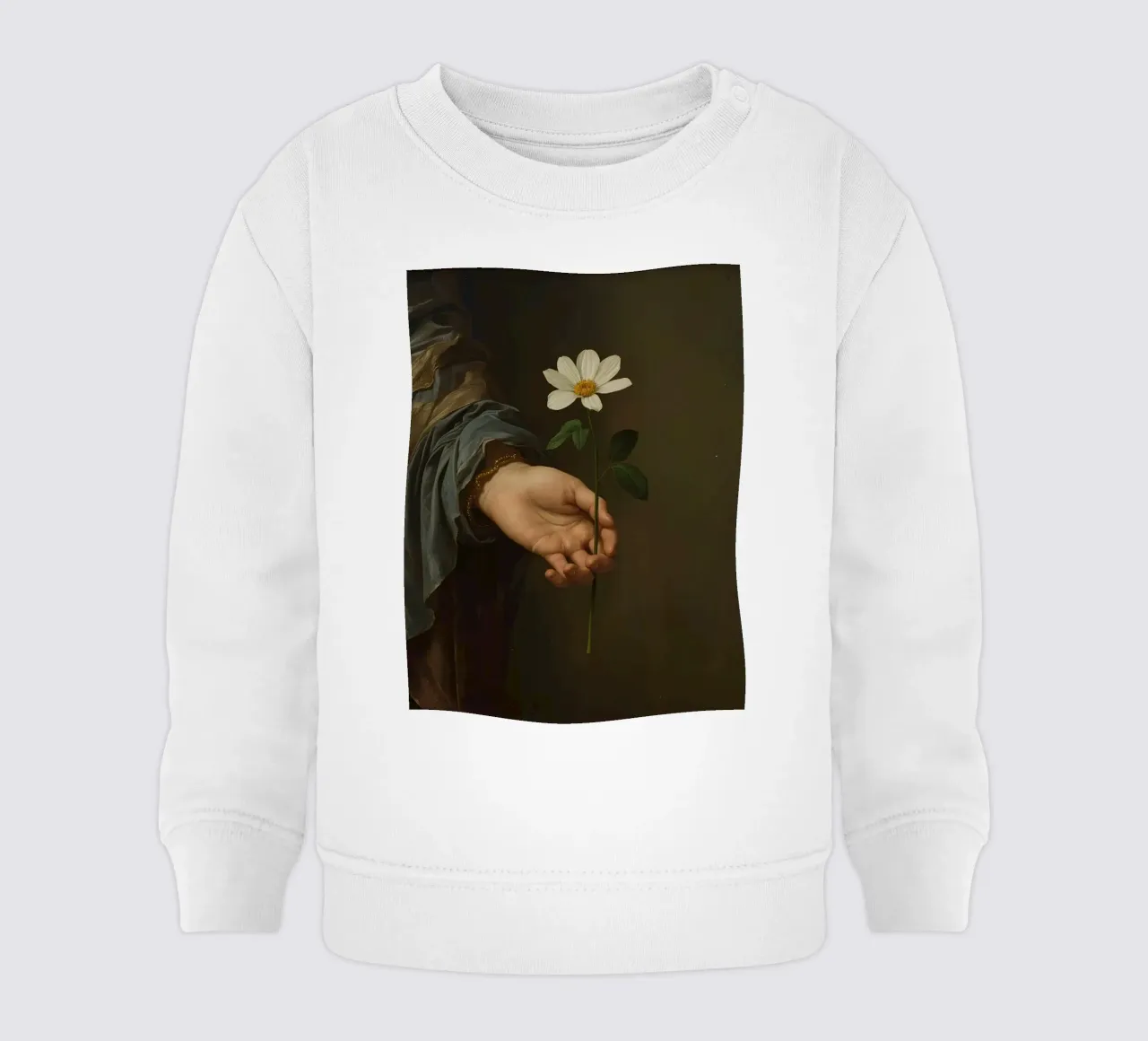 Hand hält eine weiße Blume in weichem Licht mit gedämpften Baby Sweatshirt von DesignDoodle