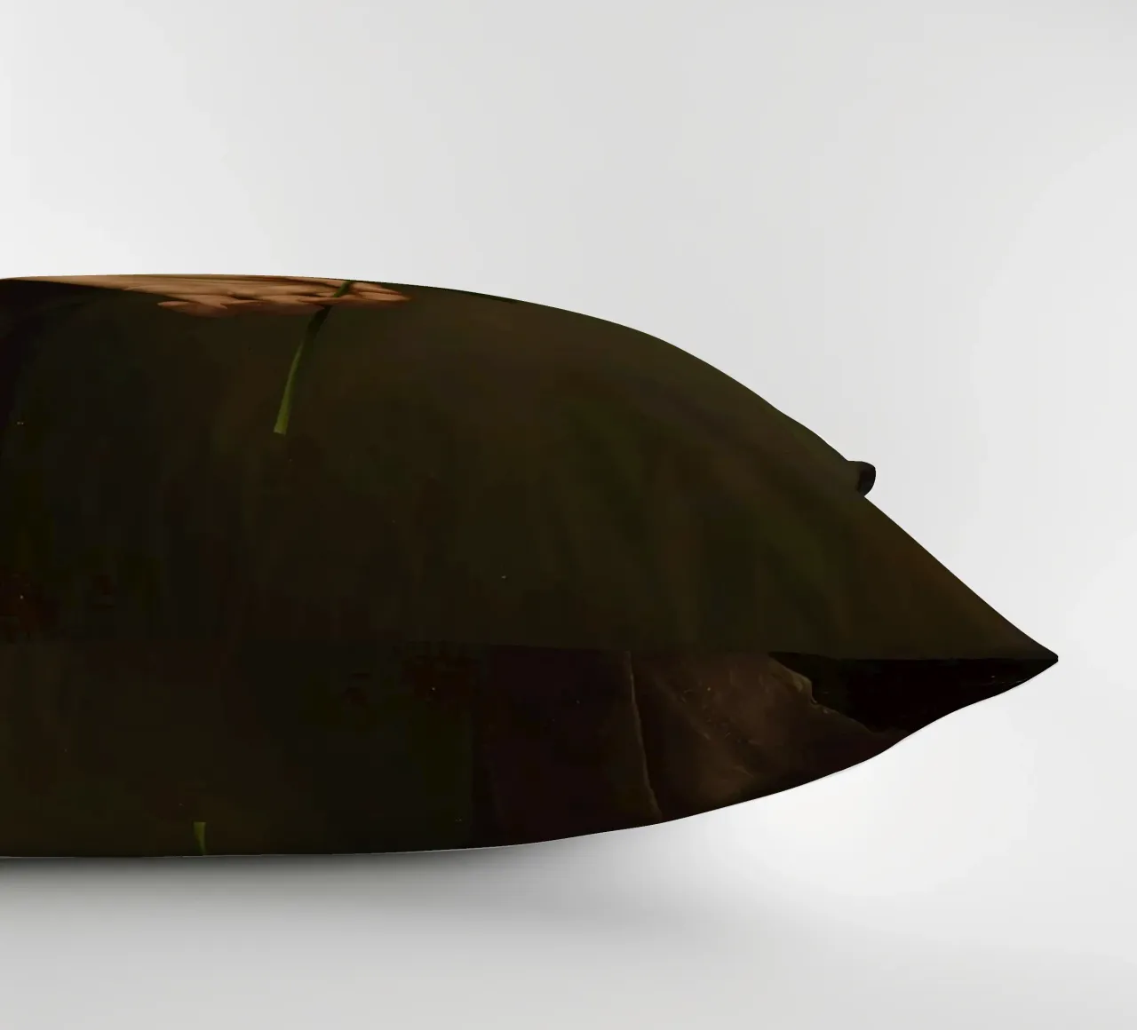 Mano che regge un fiore bianco in una luce soffusa con cuscino da DesignDoodle