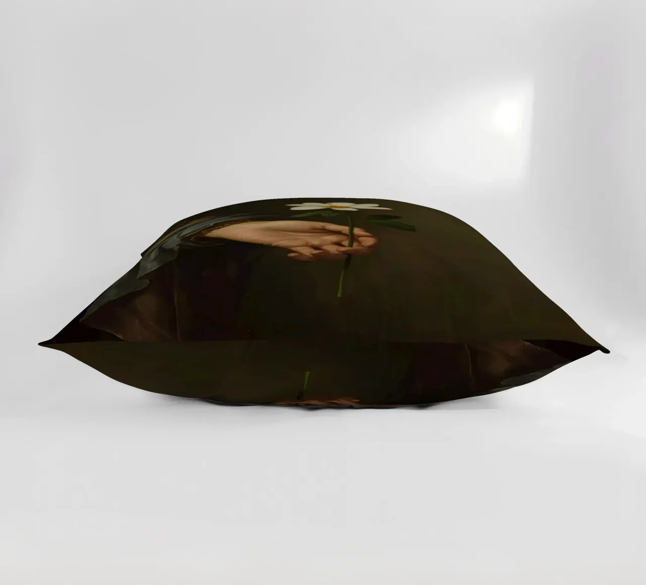 Mano che regge un fiore bianco in una luce soffusa con cuscino da DesignDoodle