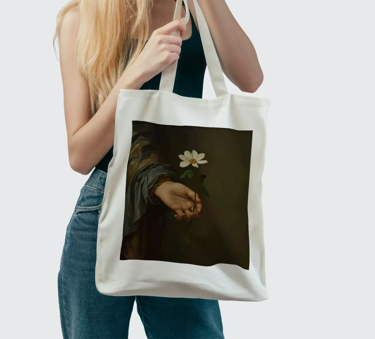Mano che regge un fiore bianco in una luce soffusa con borsa in juta da DesignDoodle