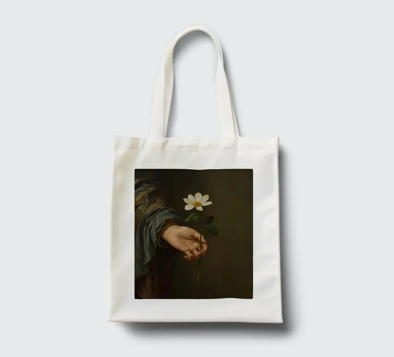 Mano che regge un fiore bianco in una luce soffusa con borsa in juta da DesignDoodle