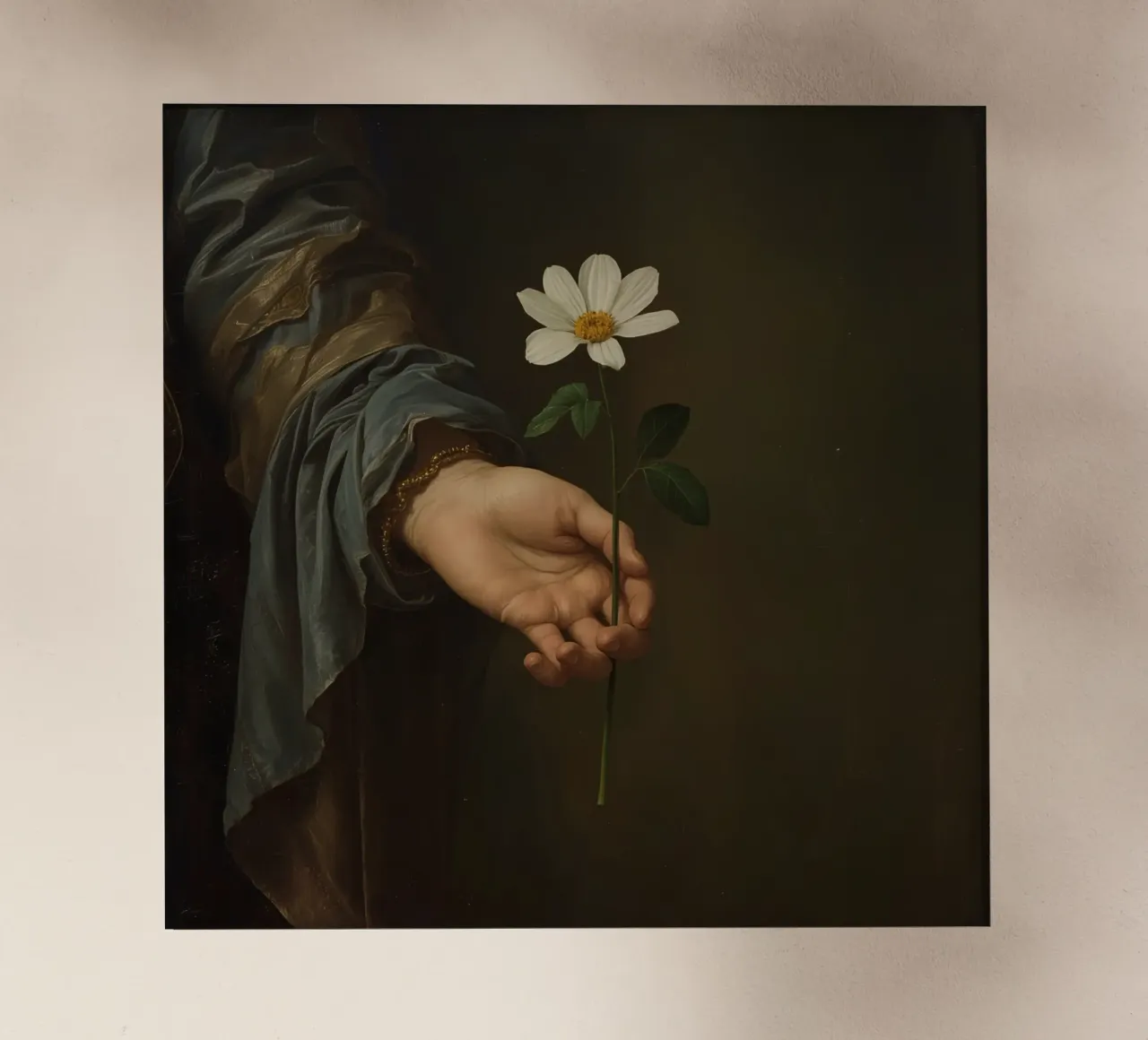 Mano che regge un fiore bianco in una luce soffusa con pellicola backlit da DesignDoodle