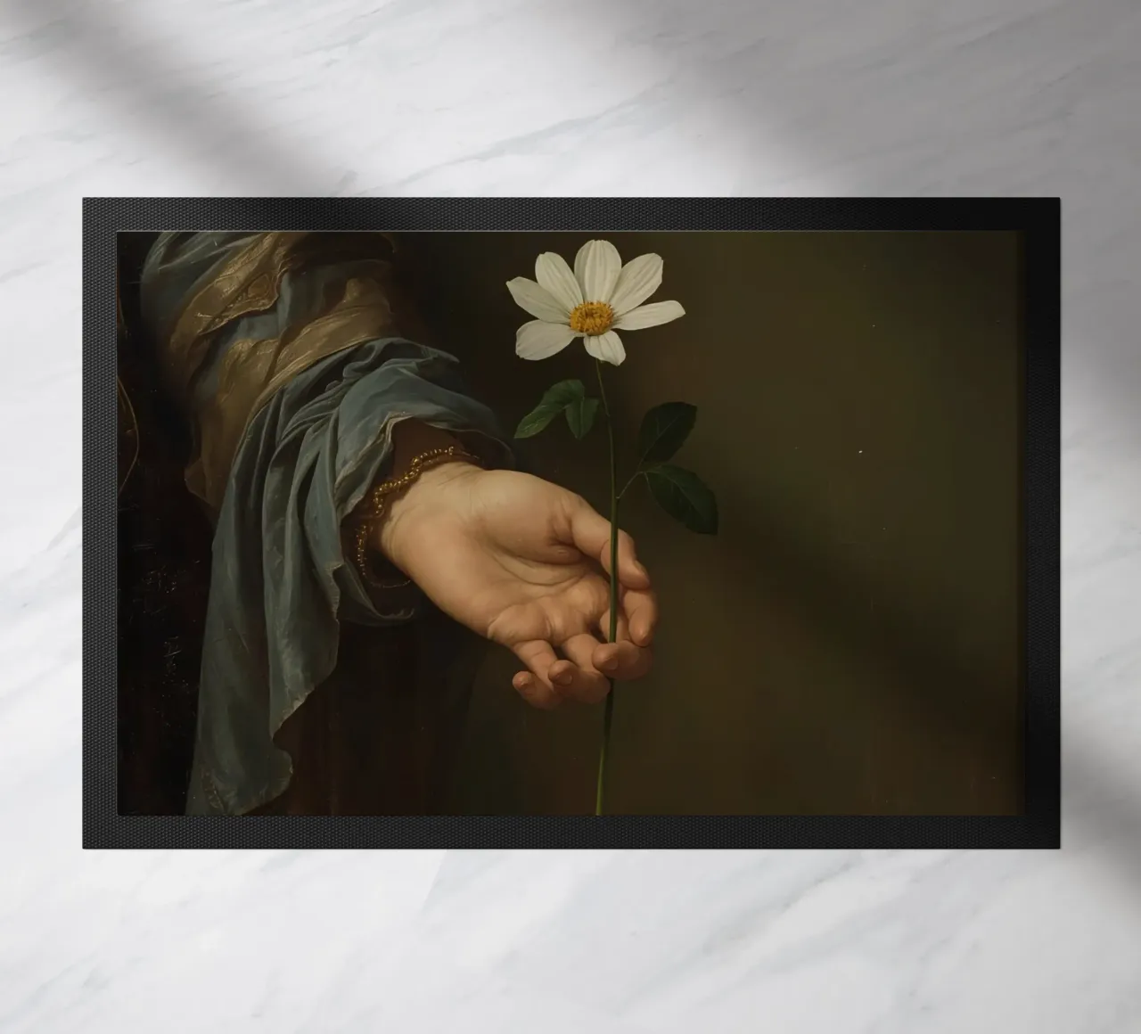 Mano che regge un fiore bianco in una luce soffusa con zerbino da DesignDoodle