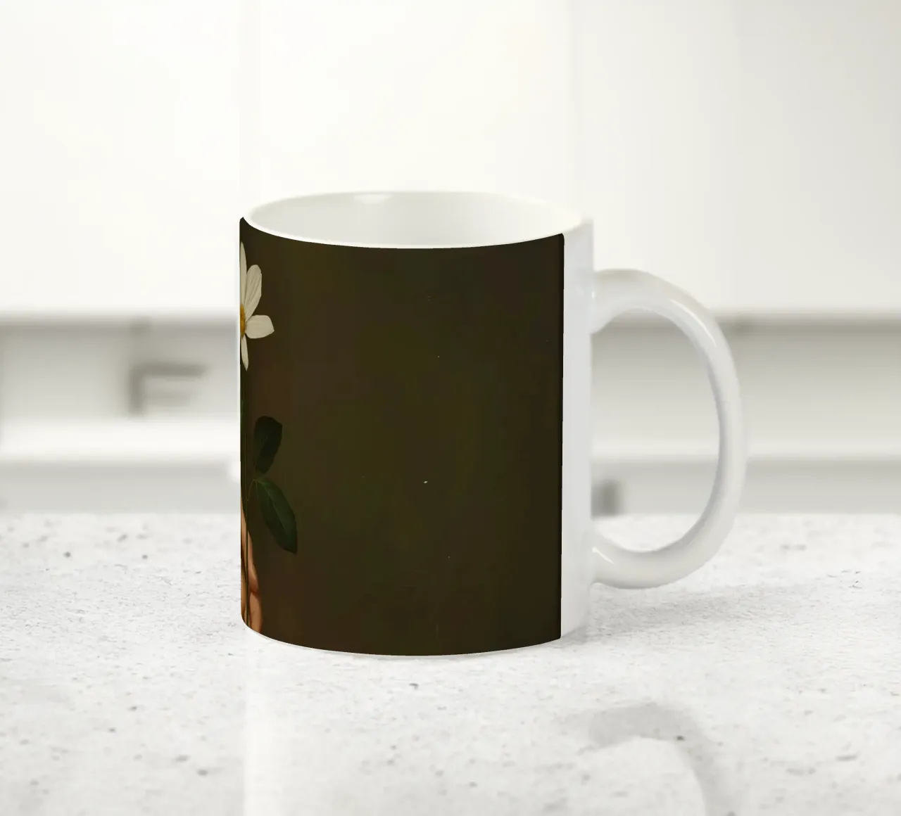 Mano che regge un fiore bianco in una luce soffusa con tazza in ceramica da DesignDoodle