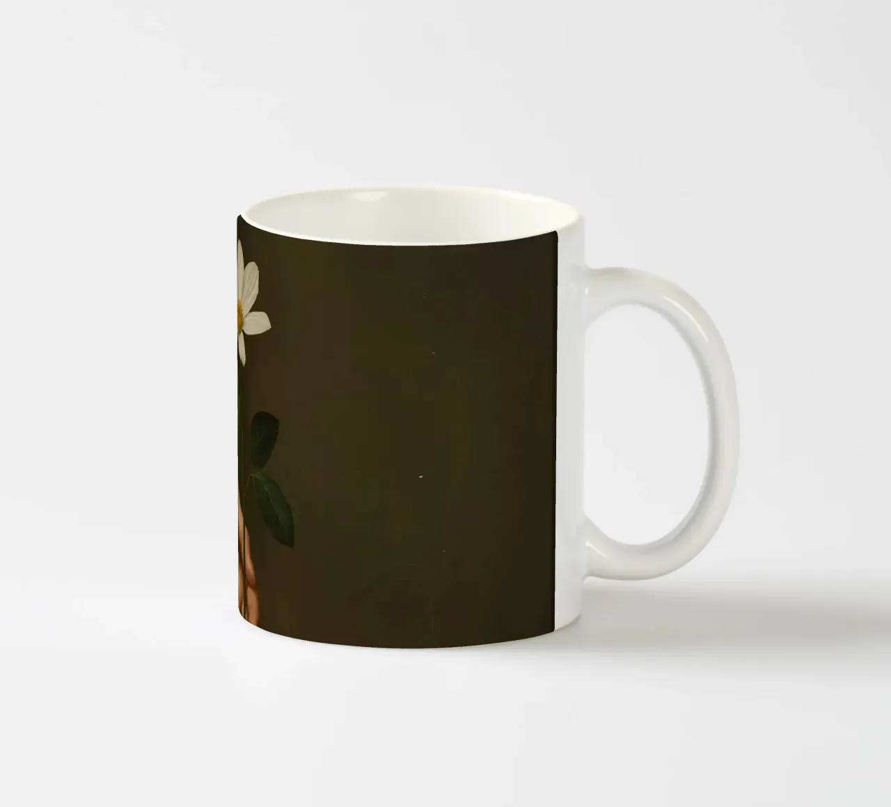 Mano che regge un fiore bianco in una luce soffusa con tazza in ceramica da DesignDoodle