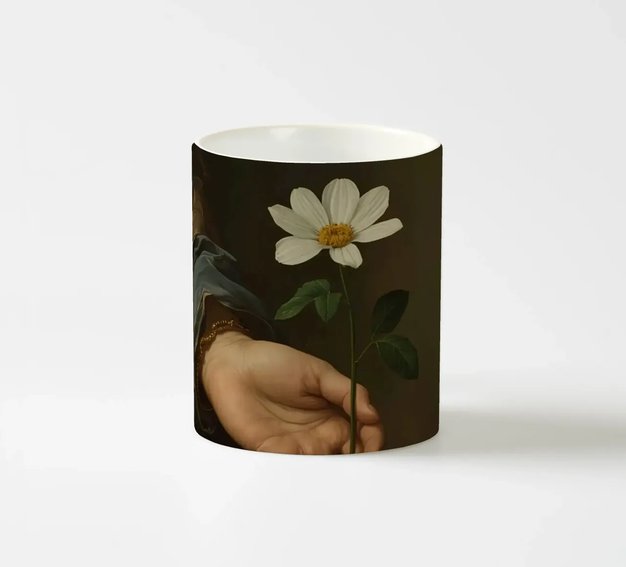 Mano che regge un fiore bianco in una luce soffusa con tazza in ceramica da DesignDoodle