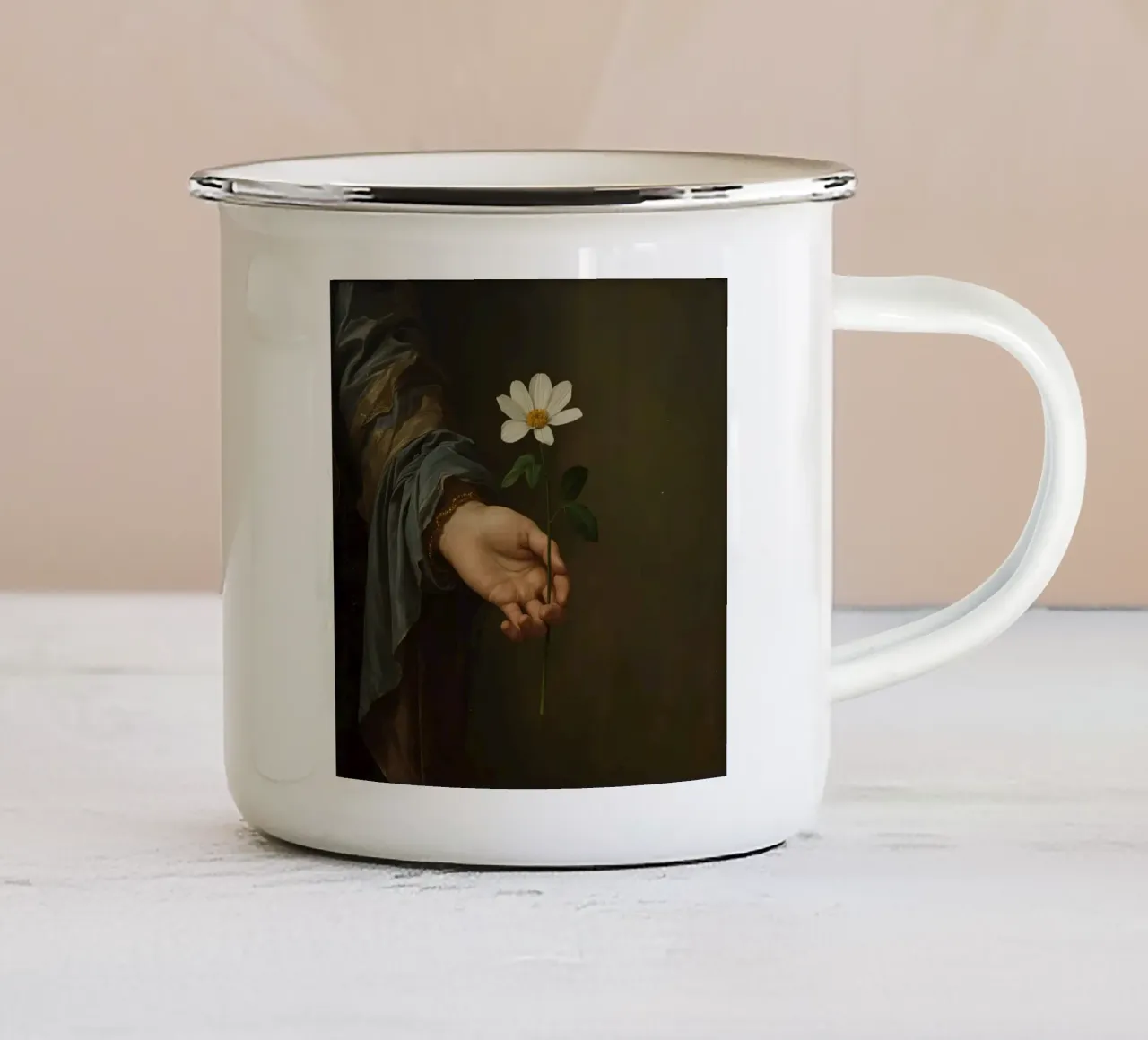 Main tenant une fleur blanche dans une lumière douce et atténuée. mug en émail de DesignDoodle