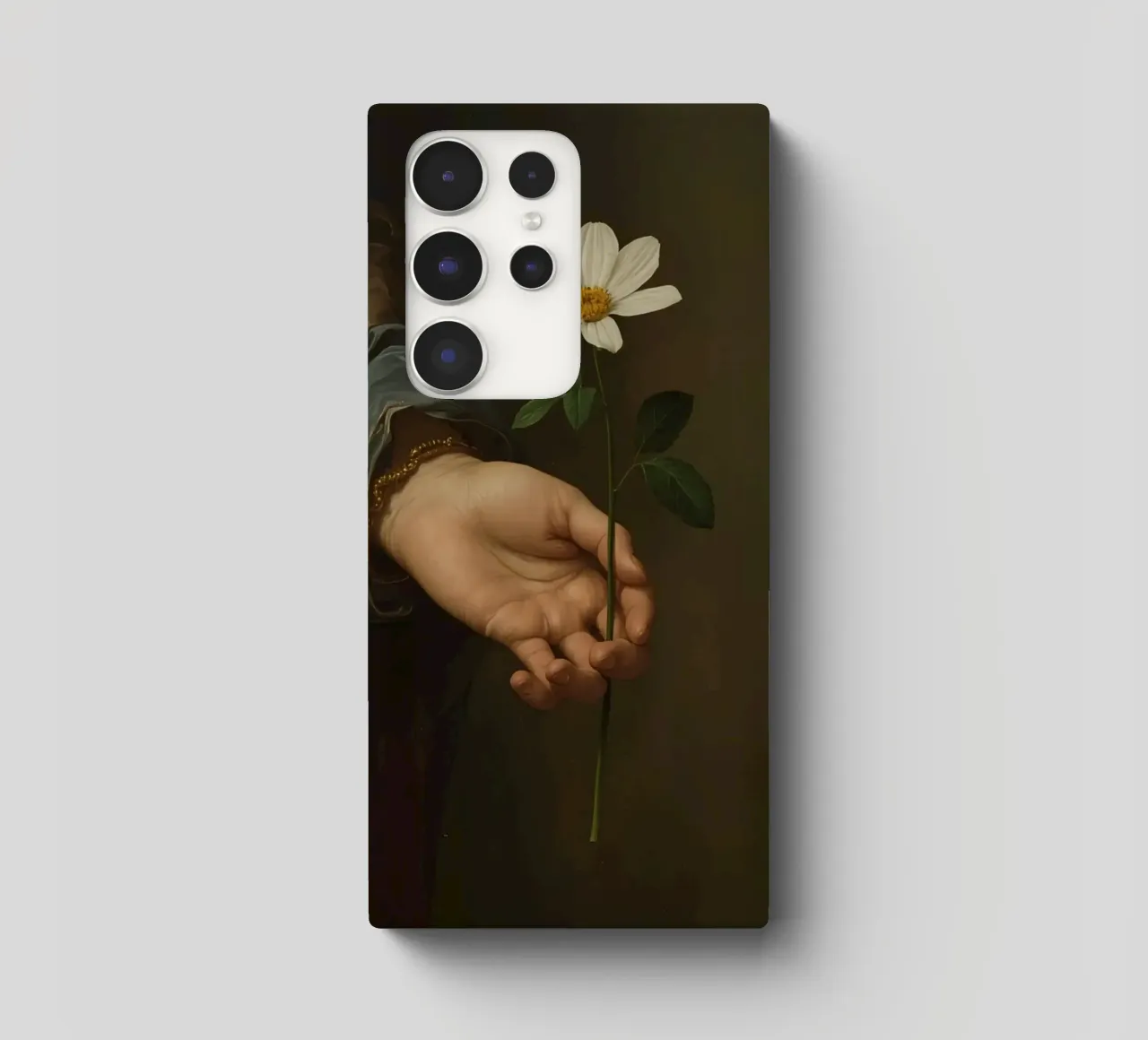 Mano che regge un fiore bianco in una luce soffusa con cover samsung da DesignDoodle