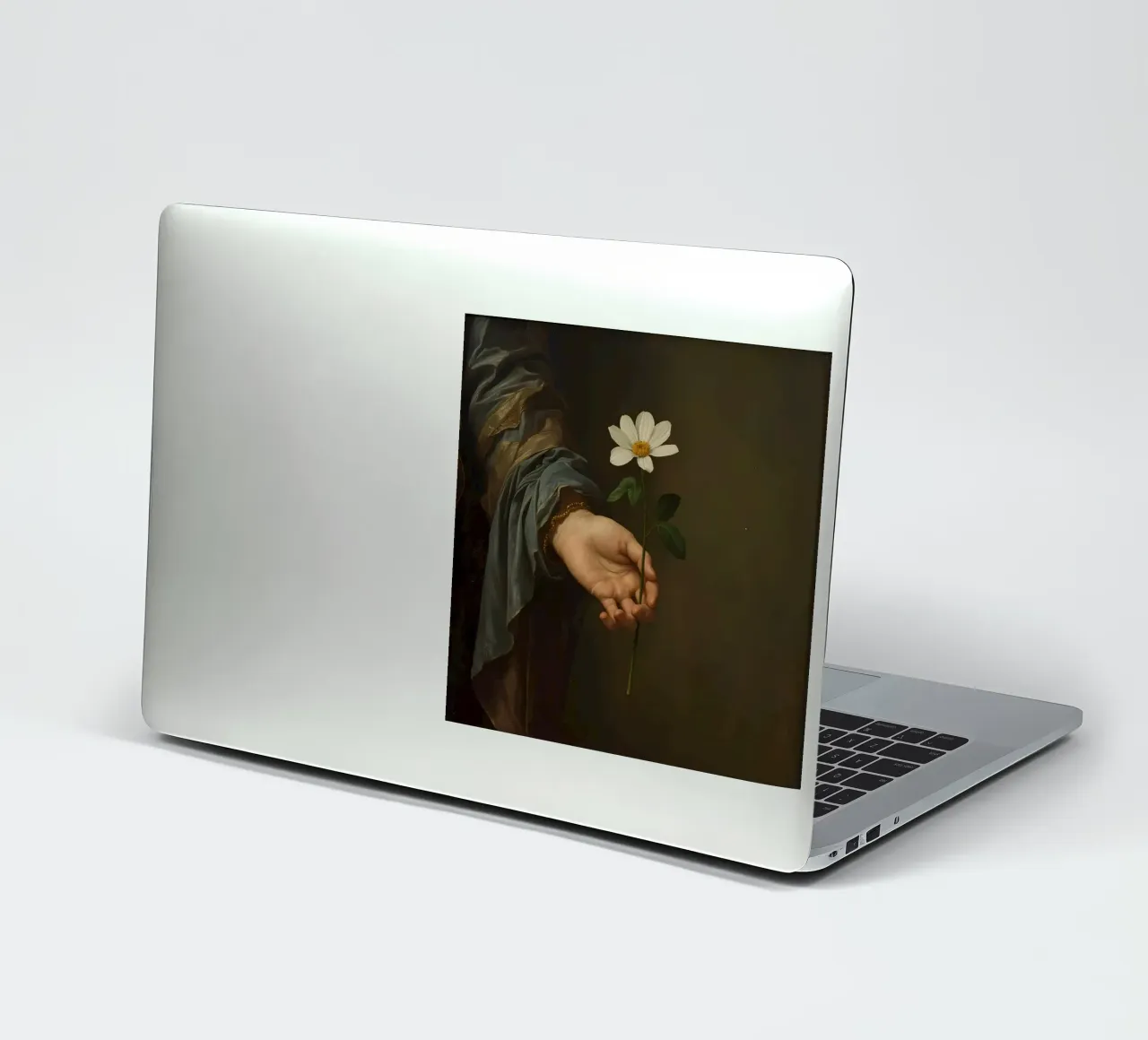 Mano che regge un fiore bianco in una luce soffusa con adesivo da DesignDoodle