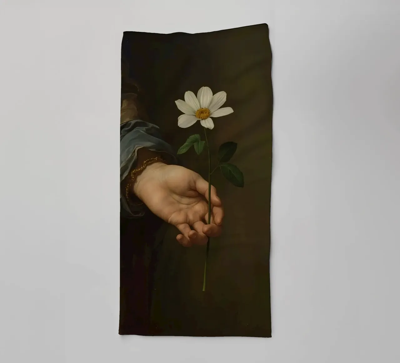 Main tenant une fleur blanche dans une lumière douce et atténuée. serviette de bain de DesignDoodle