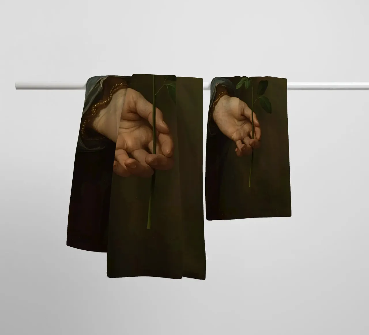 Main tenant une fleur blanche dans une lumière douce et atténuée. serviette de bain de DesignDoodle