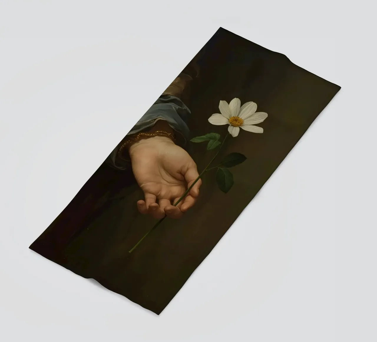 Mano che regge un fiore bianco in una luce soffusa con telo mare da DesignDoodle