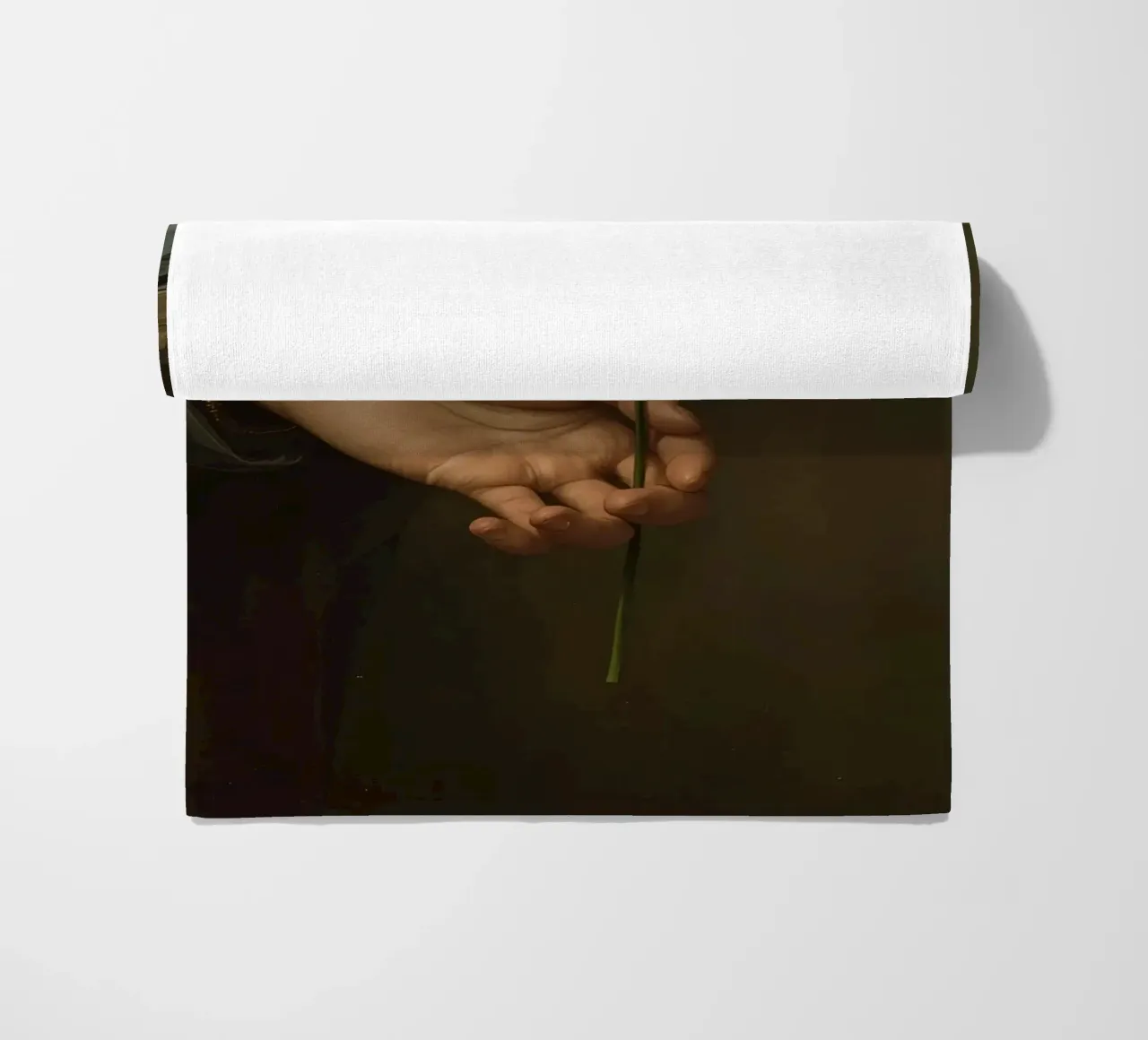 Mano che regge un fiore bianco in una luce soffusa con telo mare da DesignDoodle