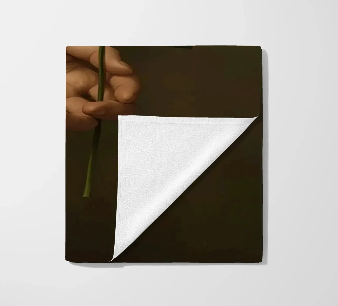 Mano che regge un fiore bianco in una luce soffusa con telo mare da DesignDoodle