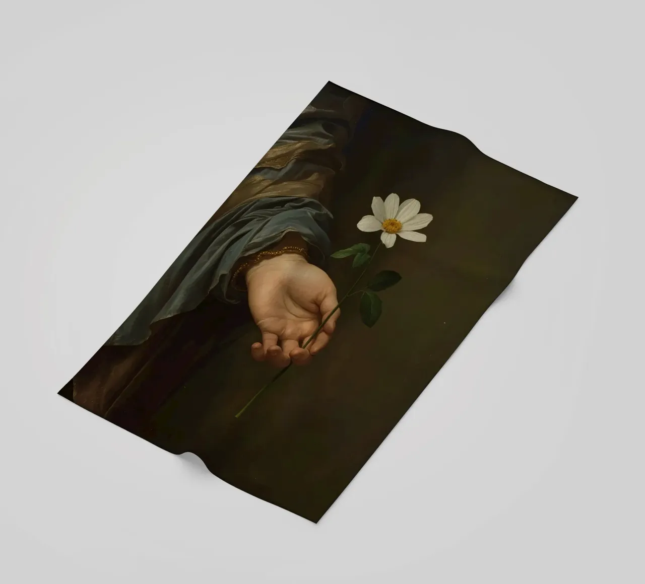 Mano che regge un fiore bianco in una luce soffusa con telo mare da DesignDoodle