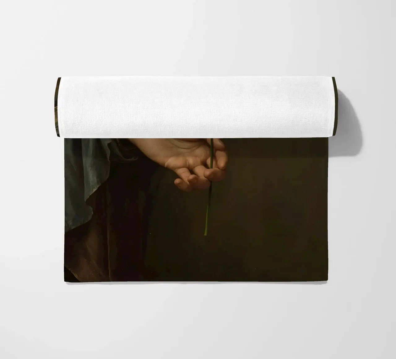 Mano che regge un fiore bianco in una luce soffusa con telo mare da DesignDoodle