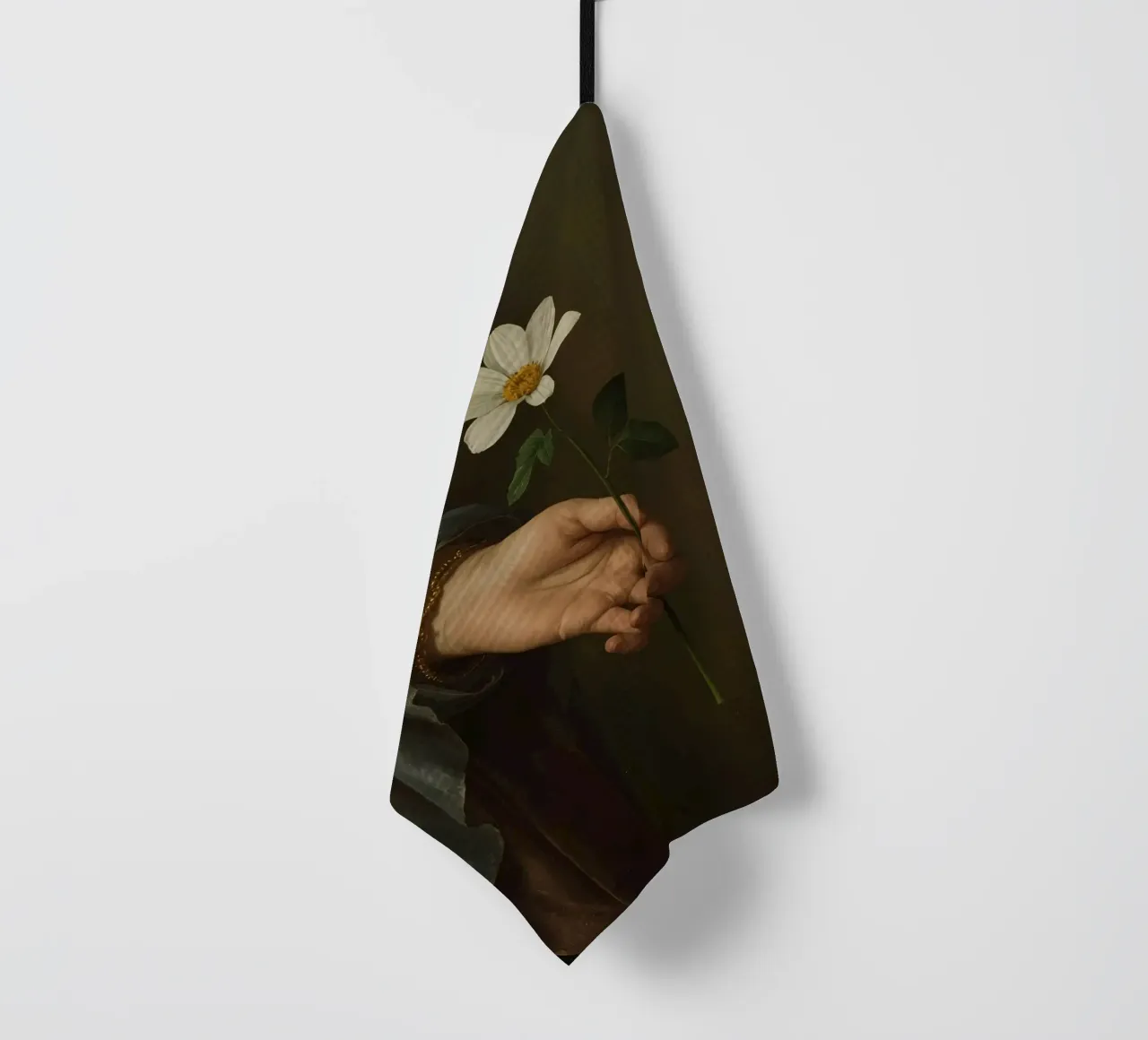 Main tenant une fleur blanche dans une lumière douce et atténuée. torchon de DesignDoodle