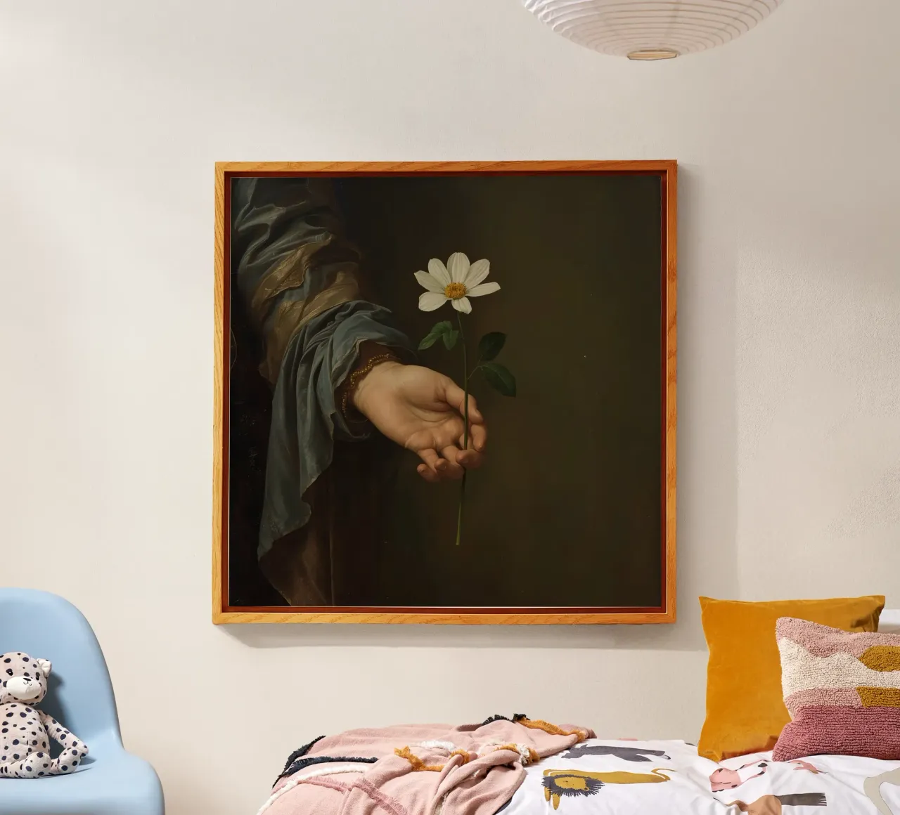 Mano che regge un fiore bianco in una luce soffusa con plexiglass da DesignDoodle