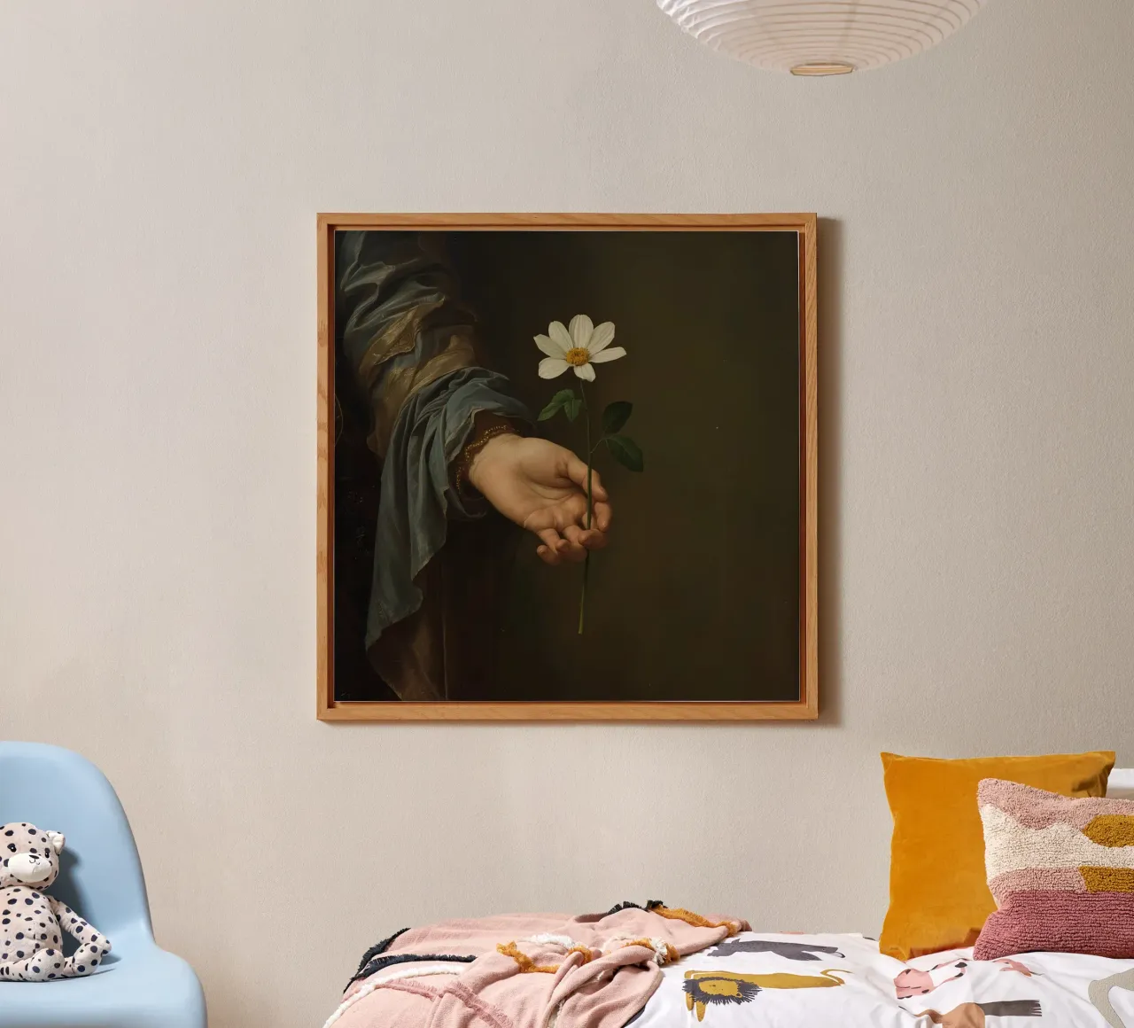 Mano che regge un fiore bianco in una luce soffusa con alluminio dibond da DesignDoodle