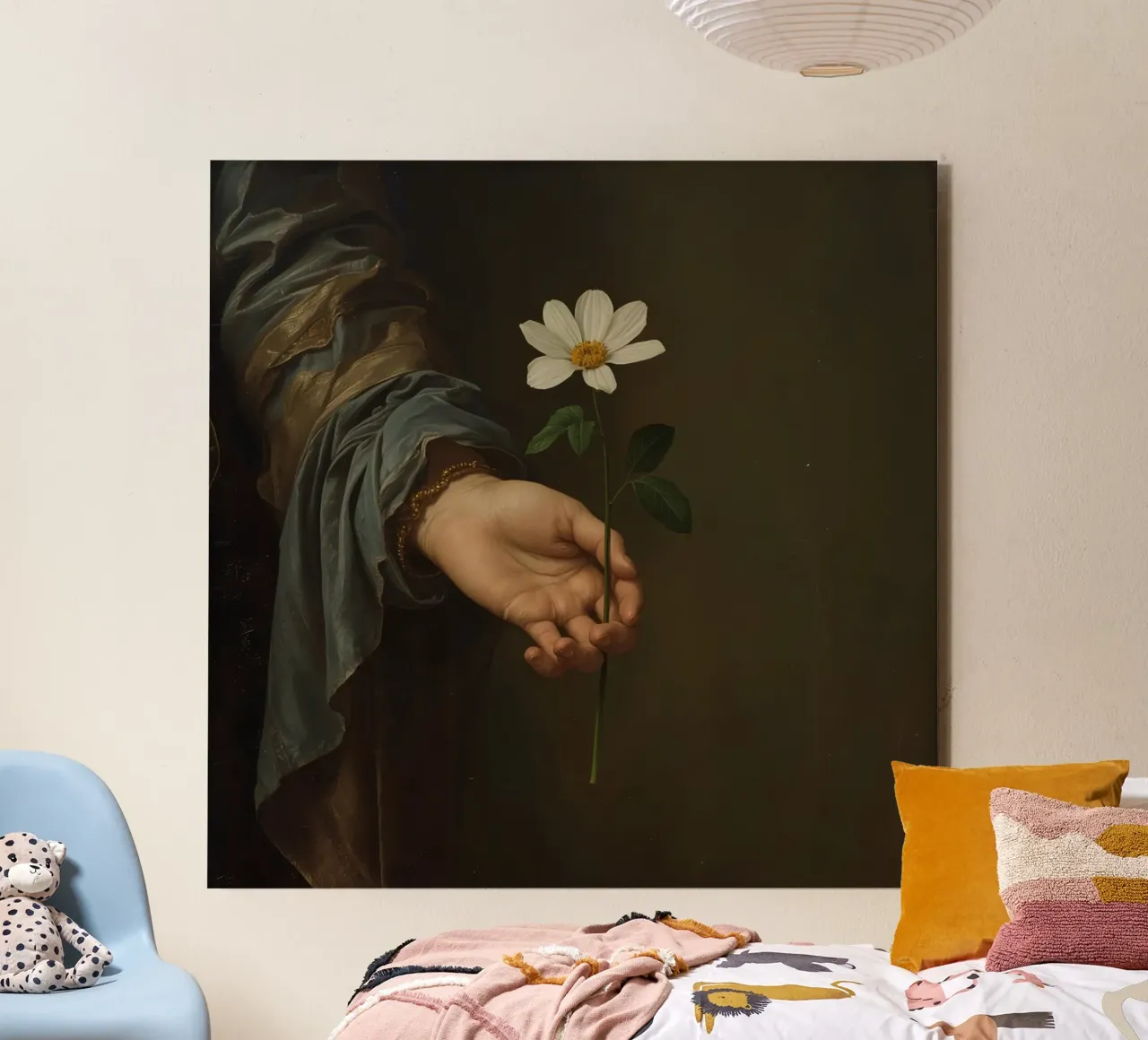 Mano che regge un fiore bianco in una luce soffusa con alluminio dibond da DesignDoodle