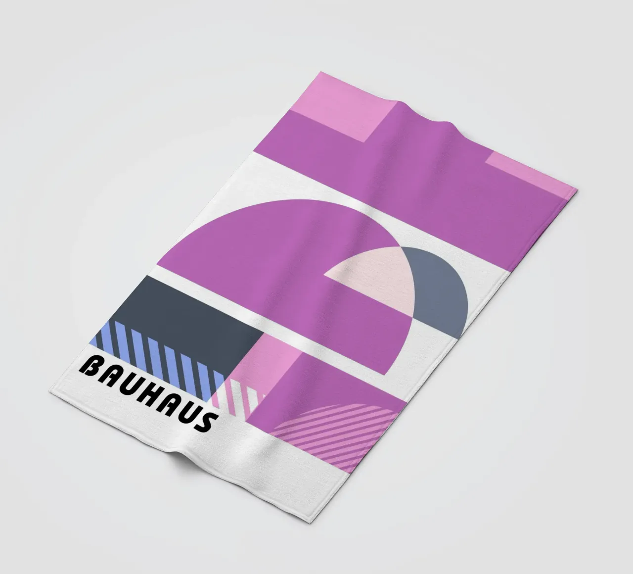 Grafica Bauhaus - Design geometrico in rosa coperta in pile da Studio Vibe