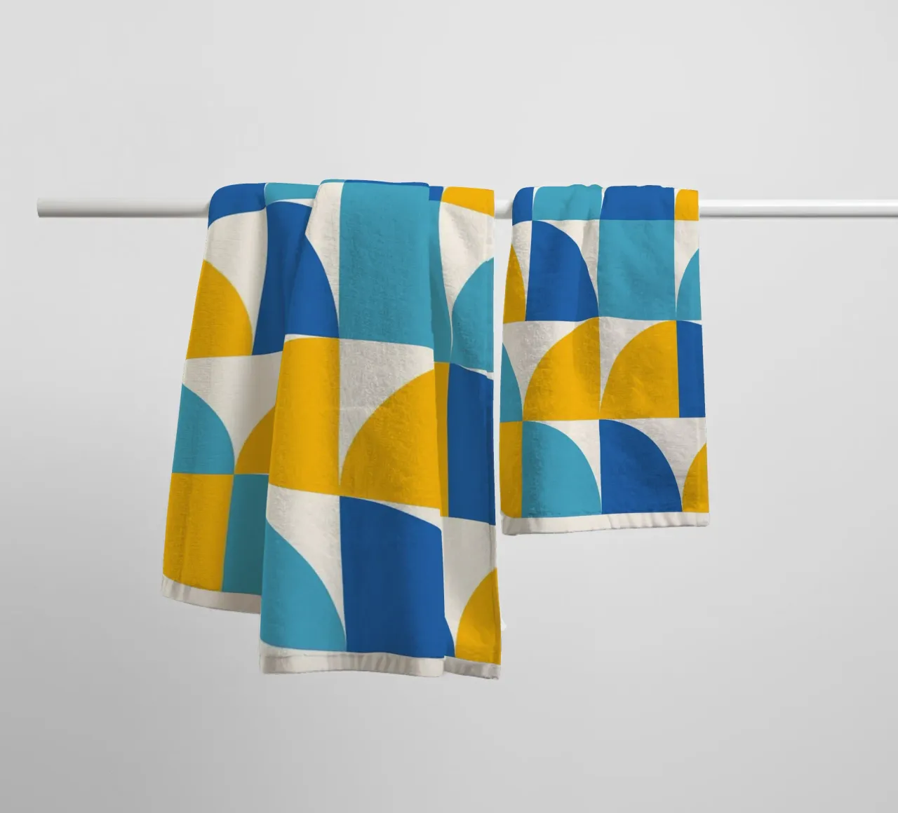 Géométrie Print Bleu Jaune - Moderne & Harmonieux serviette de bain de Studio Vibe