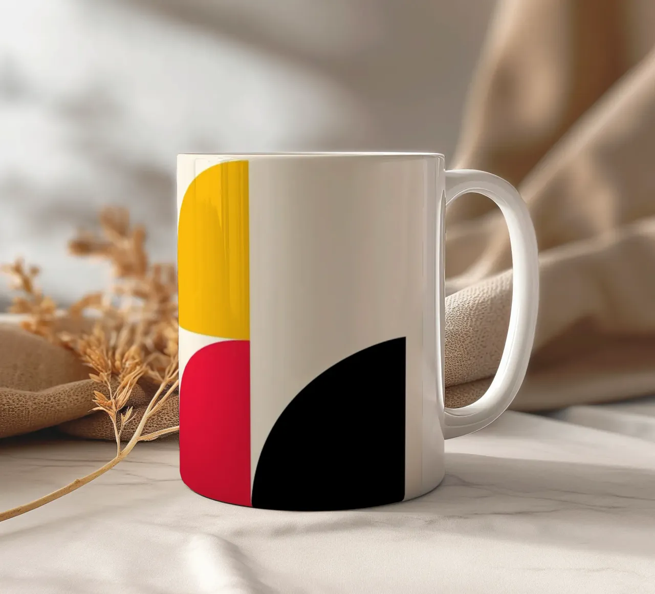 Retro Geometrie Kunst - Rood Geel Zwart Print keramische mok van Studio Vibe