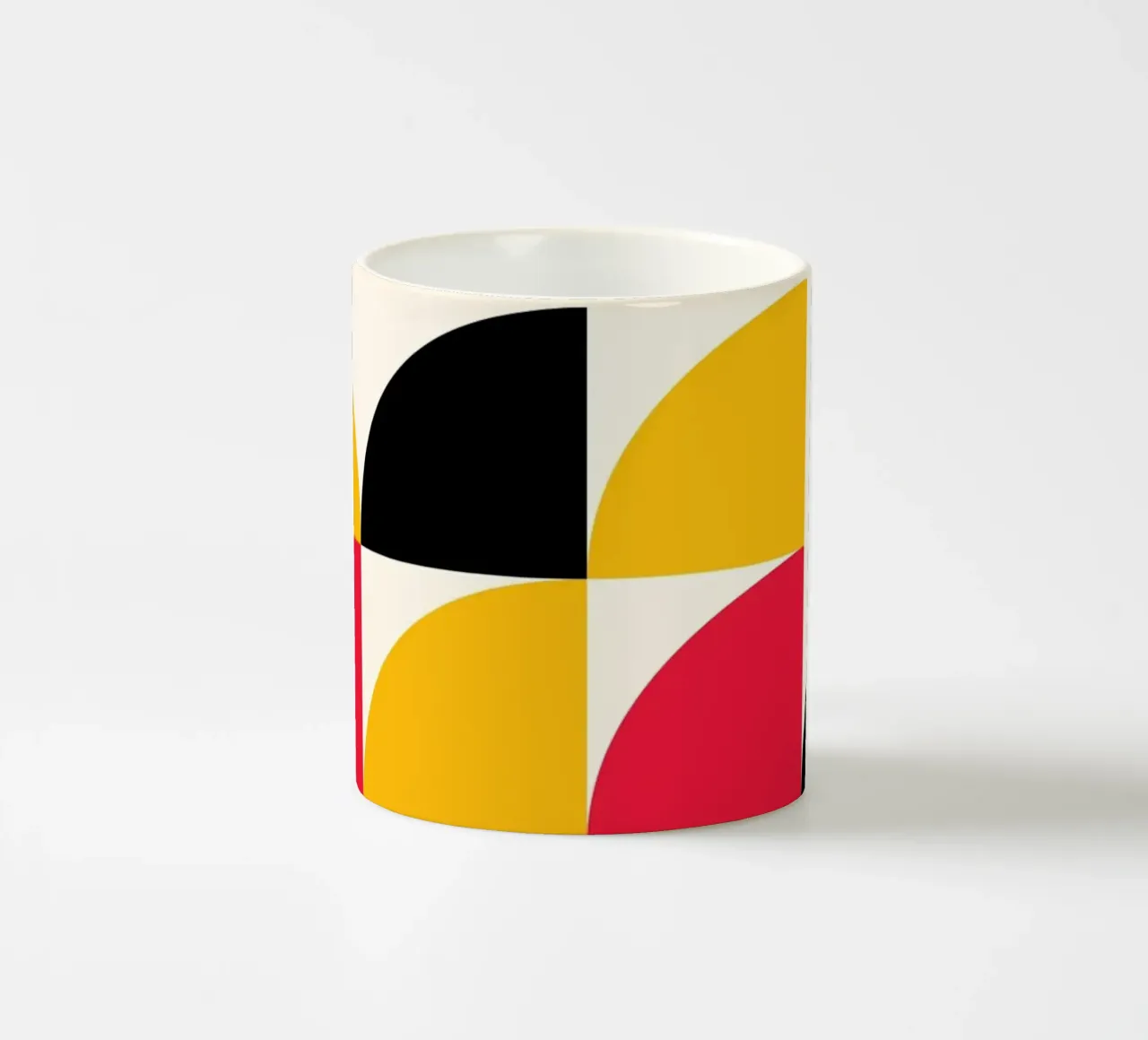 Retro Geometrie Kunst - Rood Geel Zwart Print keramische mok van Studio Vibe