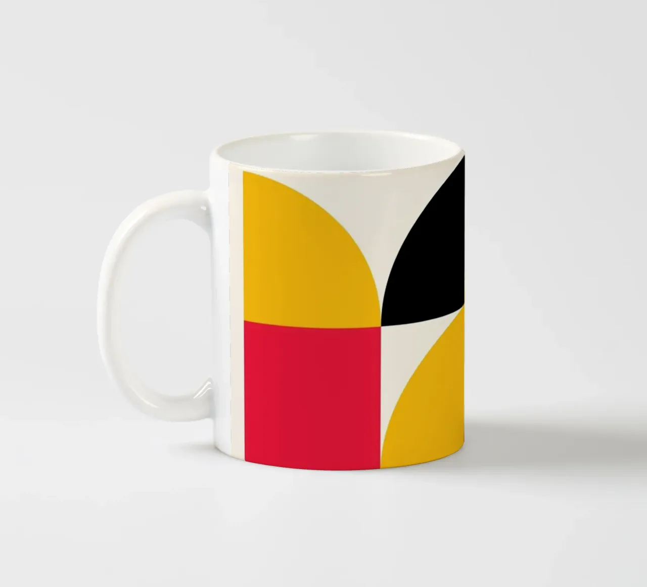 Retro Geometrie Kunst - Rood Geel Zwart Print keramische mok van Studio Vibe