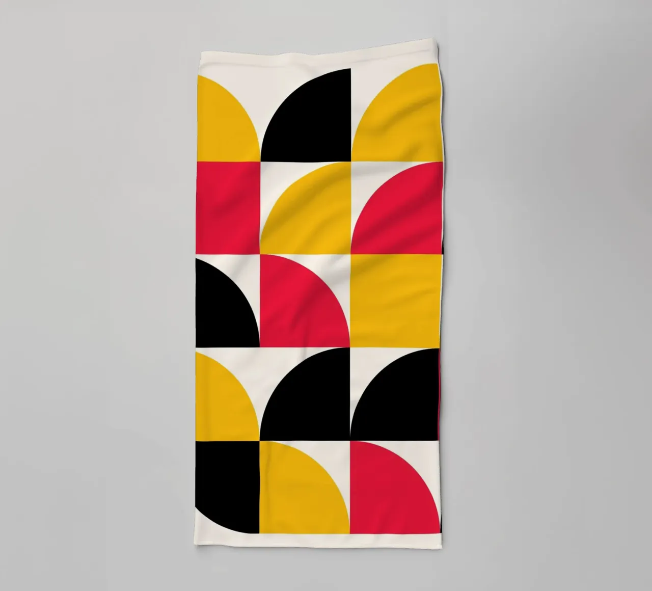 Retro Geometrie Kunst – Rot Gelb Schwarz Print Handtuch von Studio Vibe