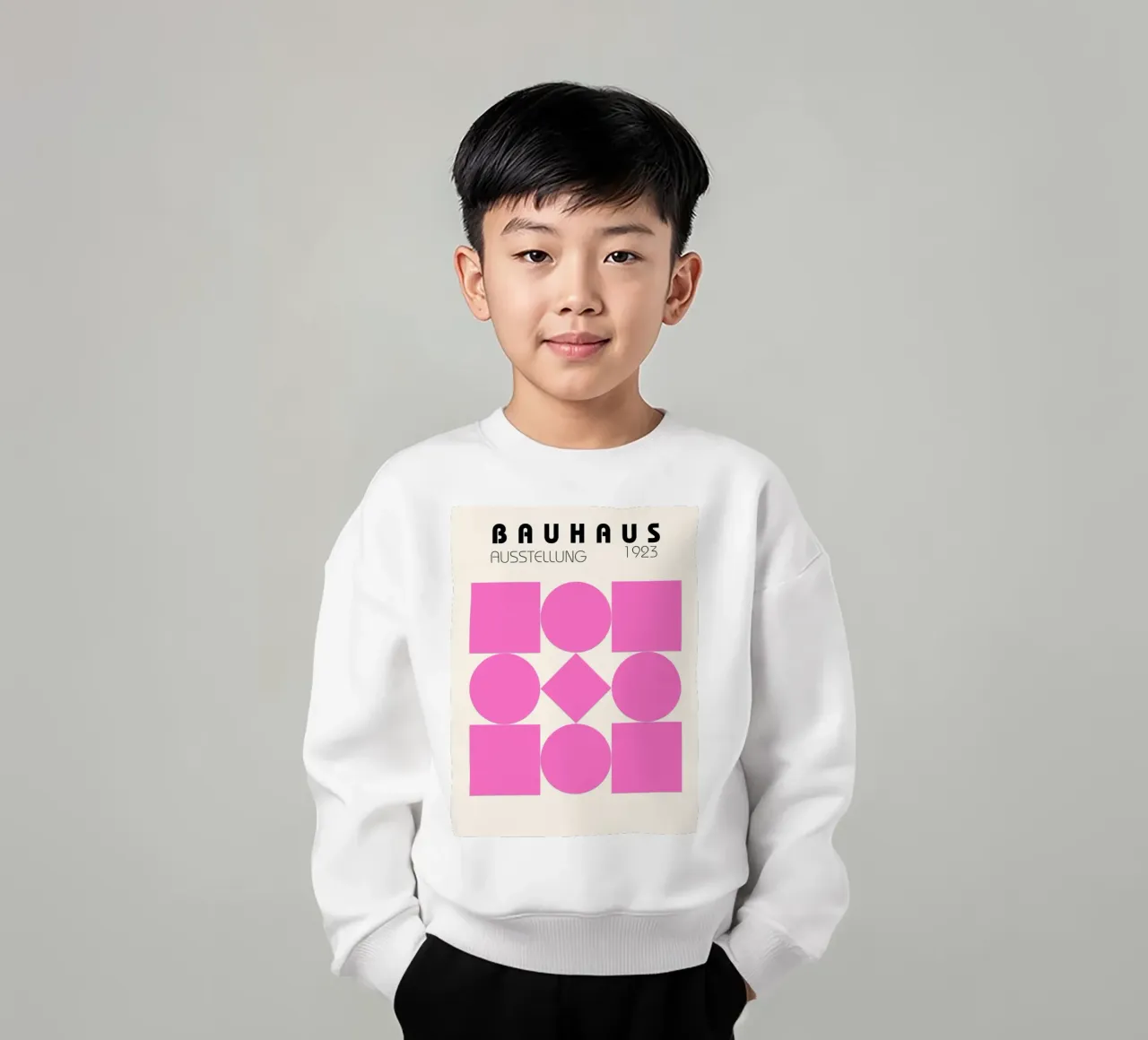 Bauhaus Ausstellung 1923 – Pink Geometrie Print Kinder Sweatshirt von Studio Vibe