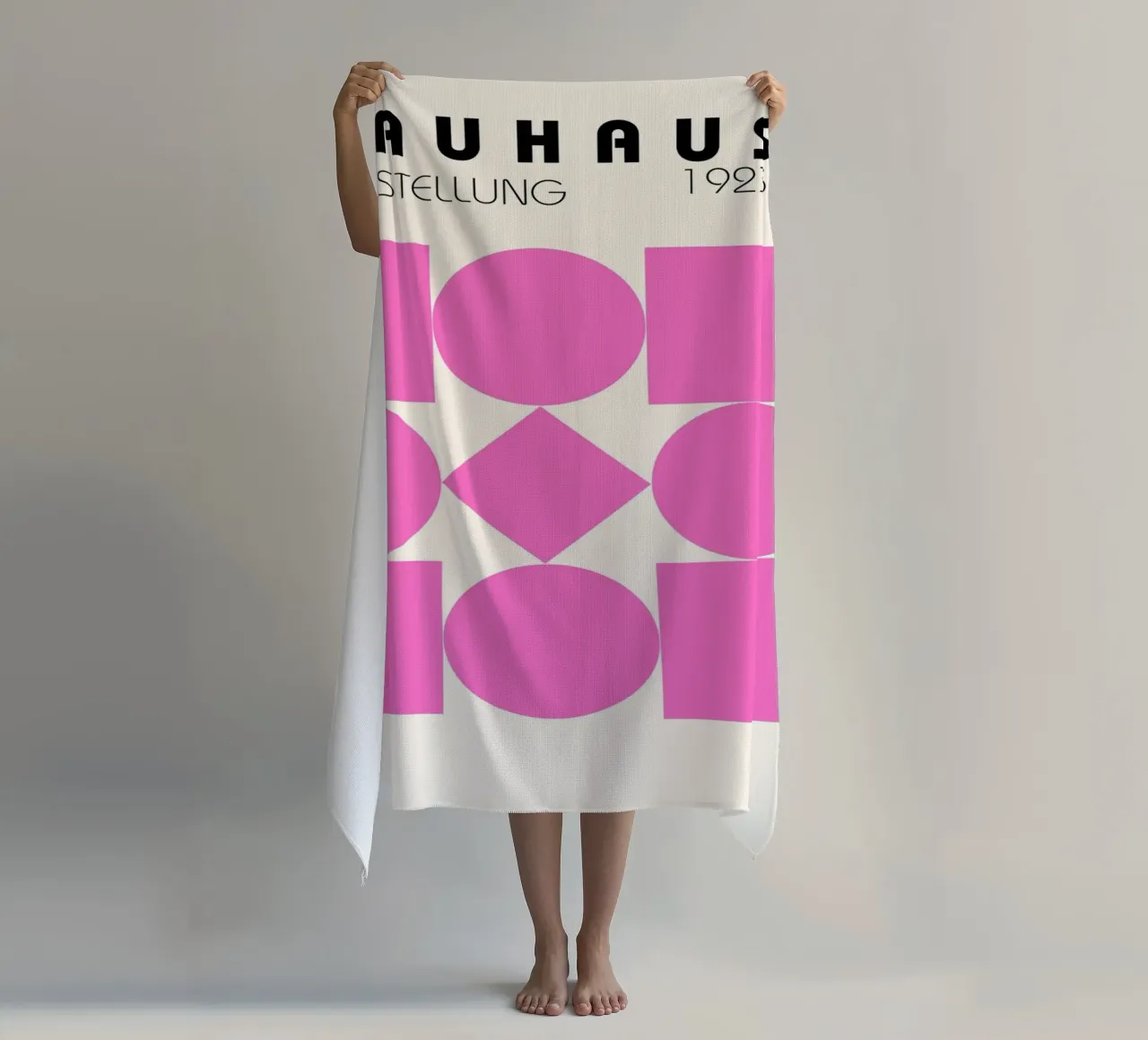 Bauhaus Ausstellung 1923 – Pink Geometrie Print Strandtuch von Studio Vibe