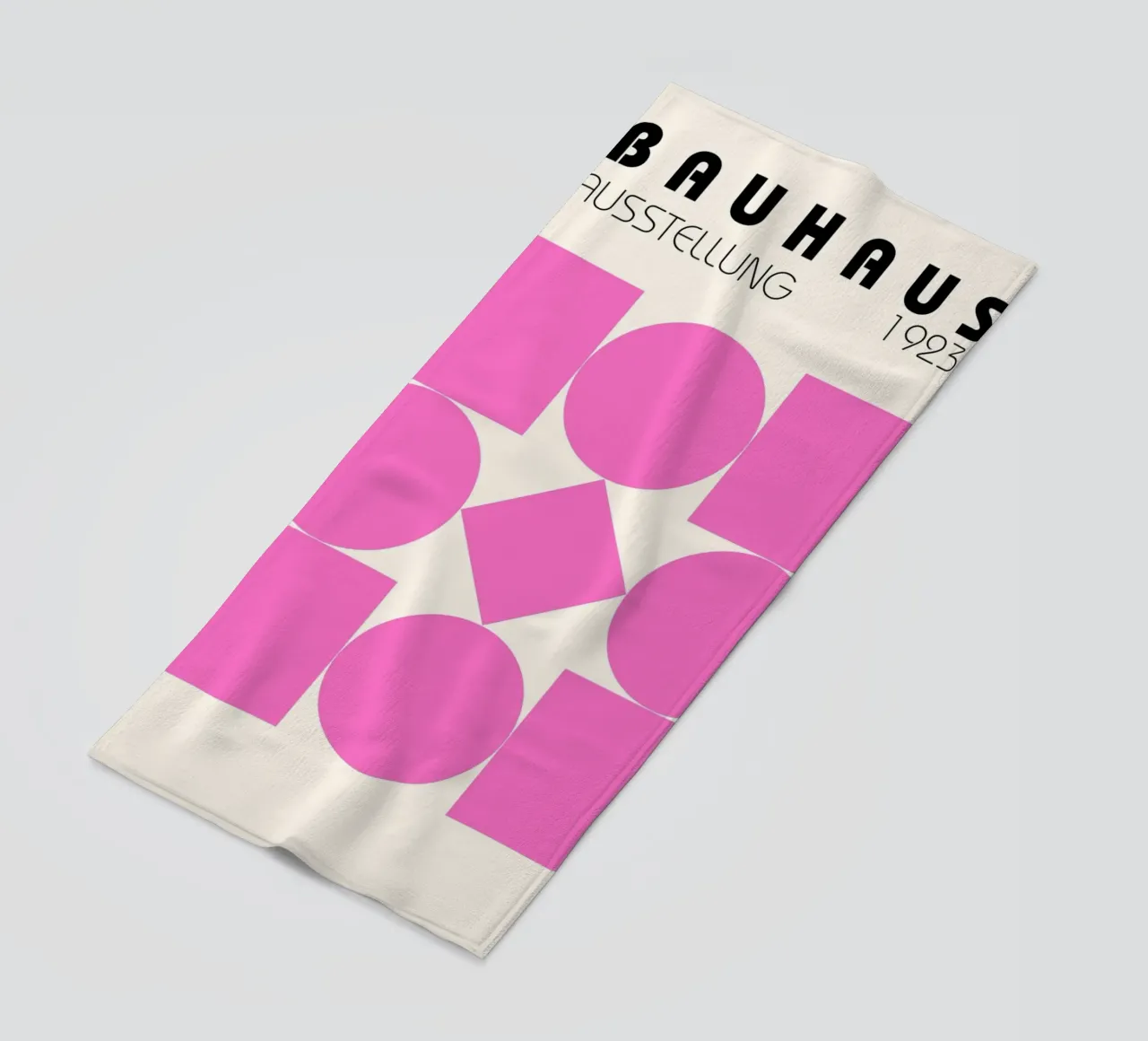 Bauhaus Ausstellung 1923 – Pink Geometrie Print Strandtuch von Studio Vibe