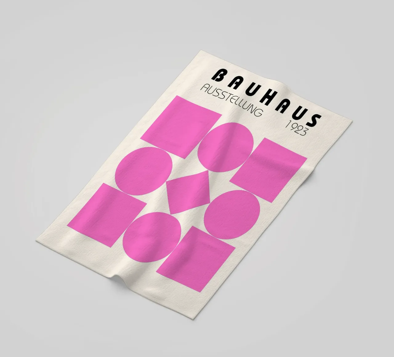Bauhaus Ausstellung 1923 – Pink Geometrie Print Strandtuch von Studio Vibe