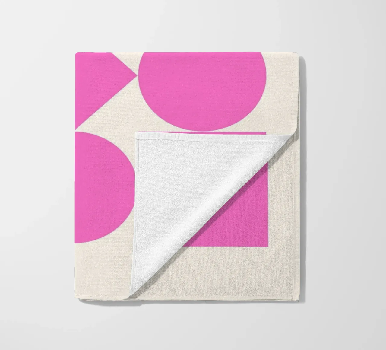 Bauhaus Ausstellung 1923 – Pink Geometrie Print Strandtuch von Studio Vibe