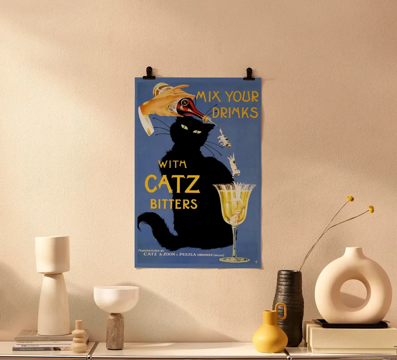 Mescolate i vostri drink con gli amari Catz poster con telaio in alluminio da Maya Elliott