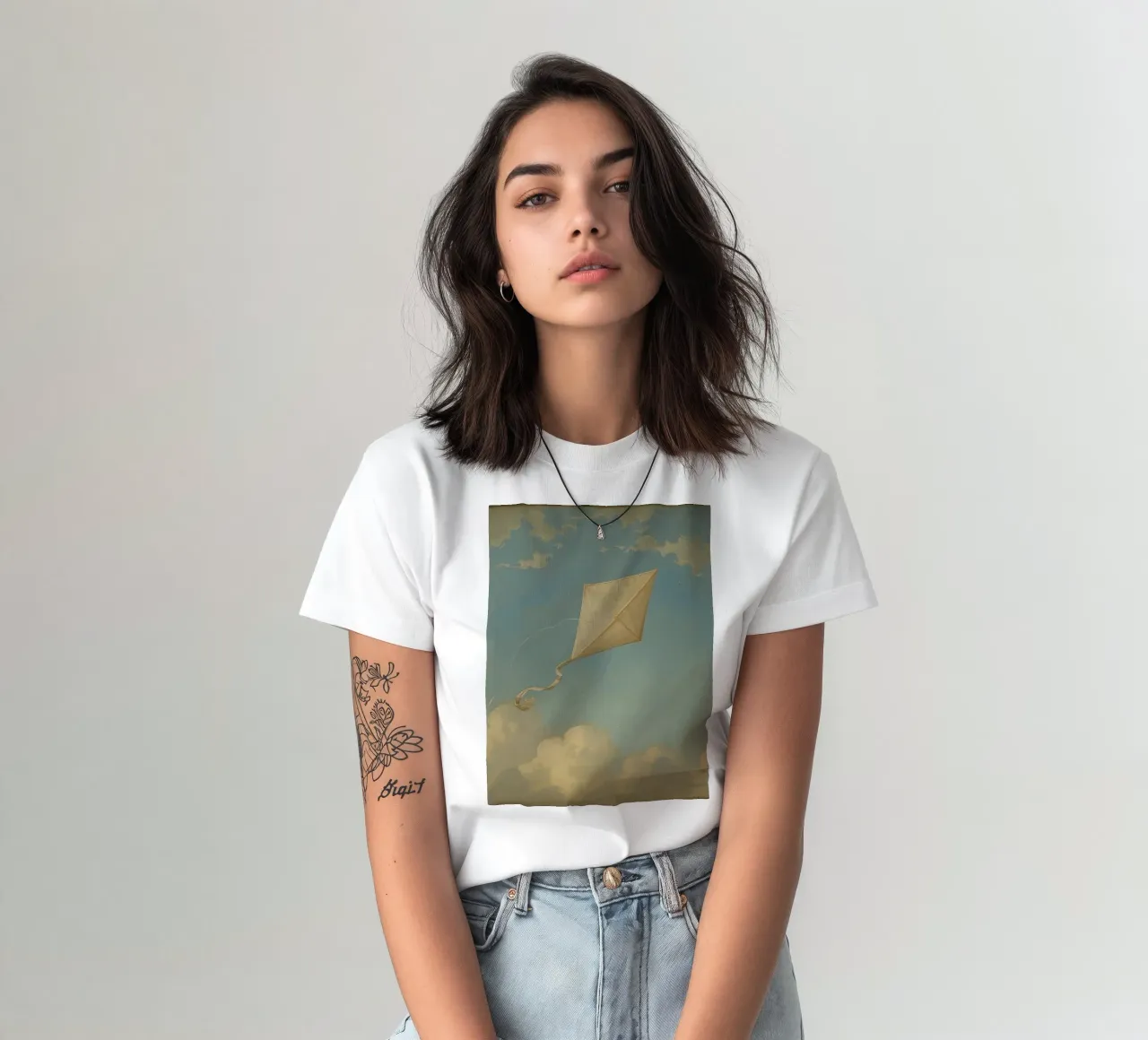 Un aquilone che vola alto danza tra le nuvole in un cielo azzurro e limpido t-shirt da DesignDoodle