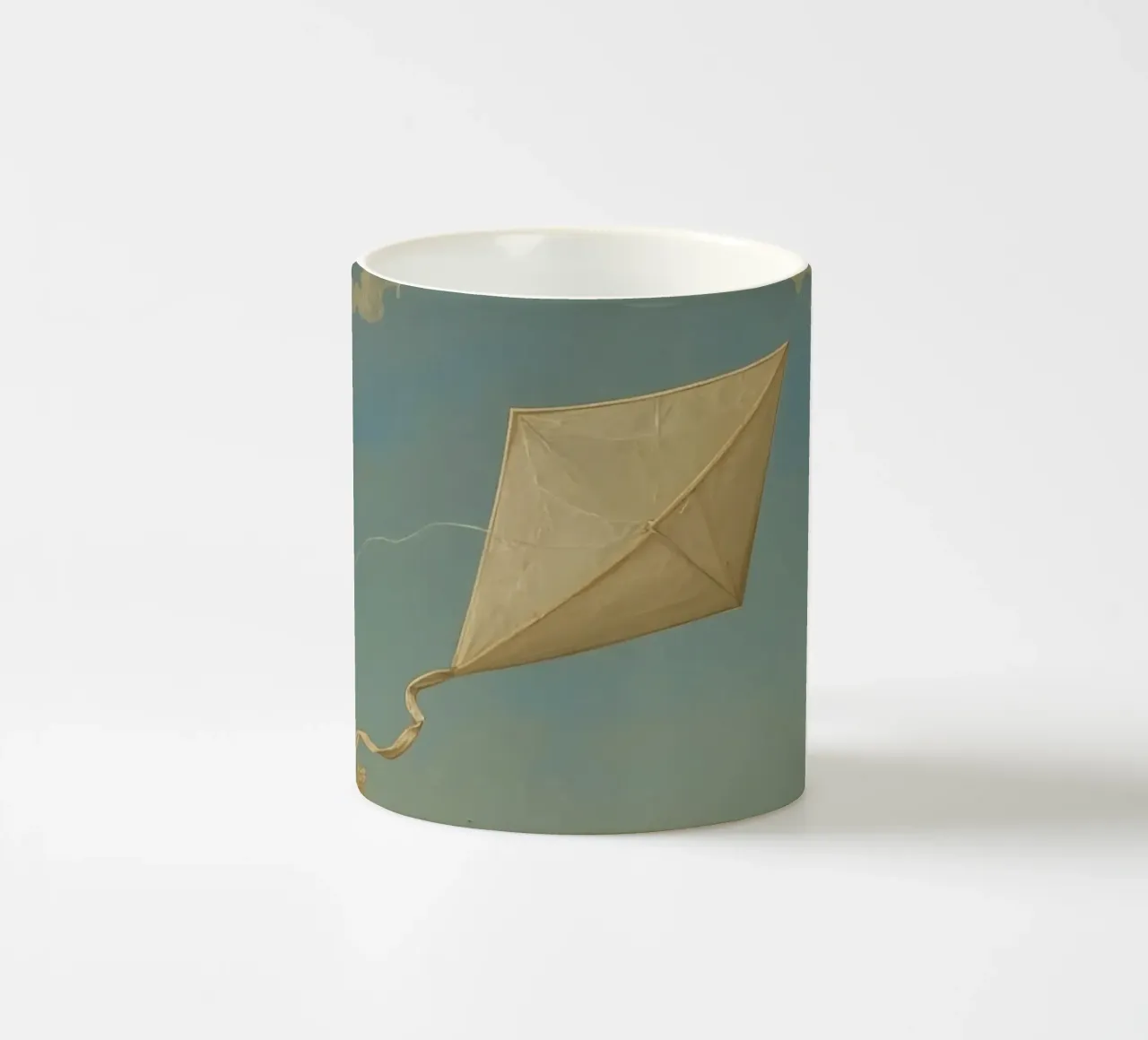Un aquilone che vola alto danza tra le nuvole in un cielo azzurro e limpido tazza in ceramica da DesignDoodle