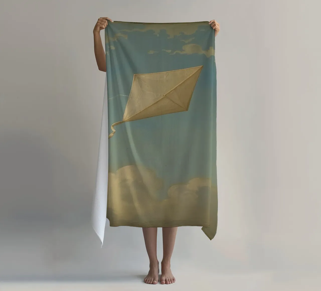 Un aquilone che vola alto danza tra le nuvole in un cielo azzurro e limpido telo mare da DesignDoodle