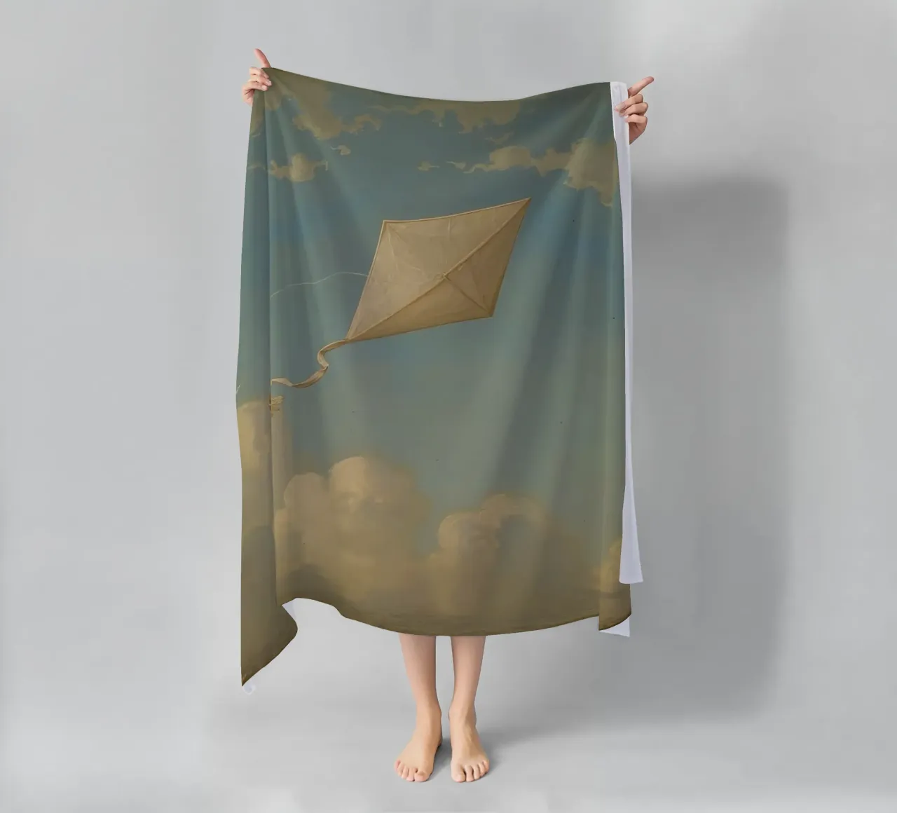 Un aquilone che vola alto danza tra le nuvole in un cielo azzurro e limpido telo mare da DesignDoodle