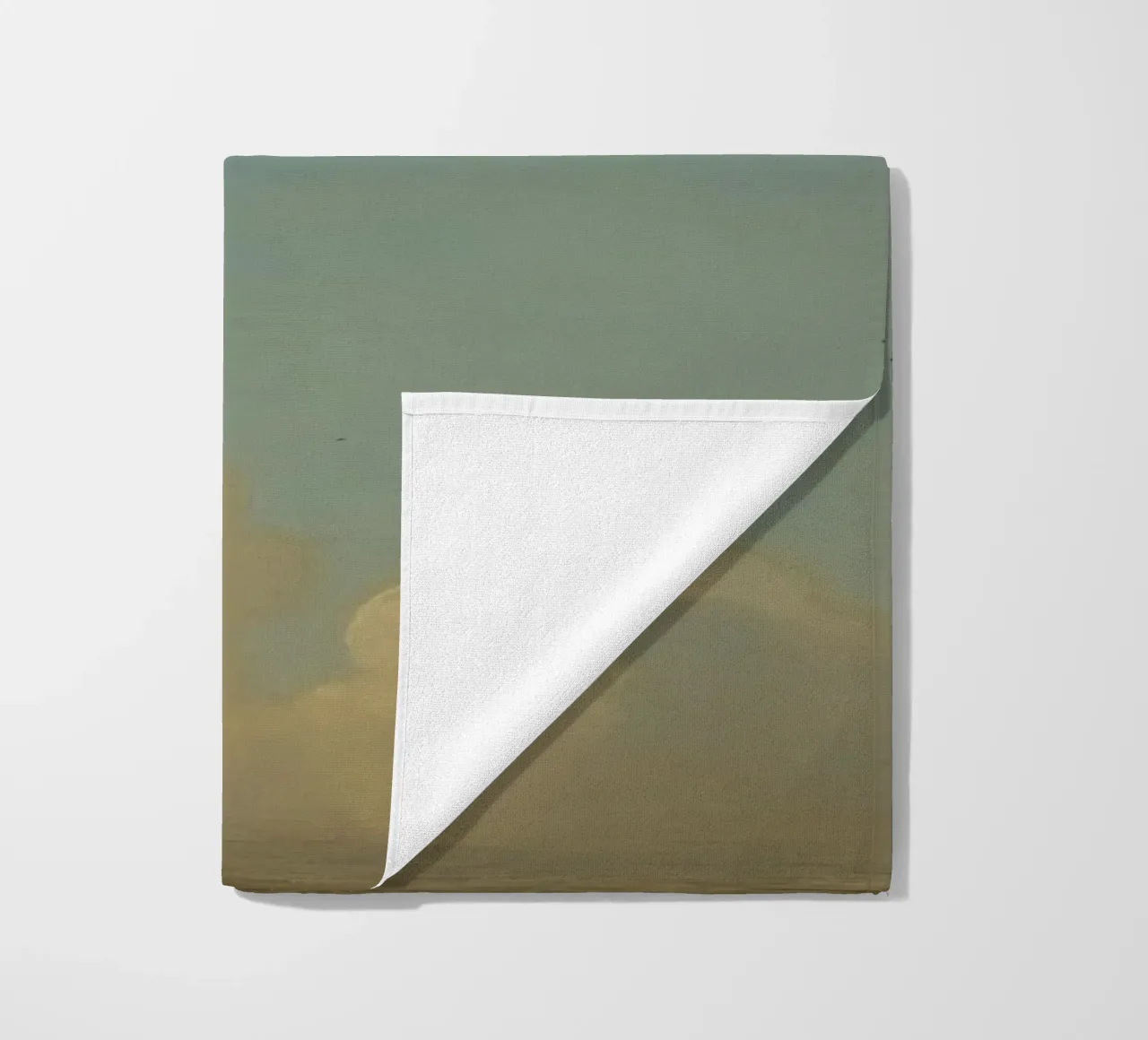 Un aquilone che vola alto danza tra le nuvole in un cielo azzurro e limpido telo mare da DesignDoodle