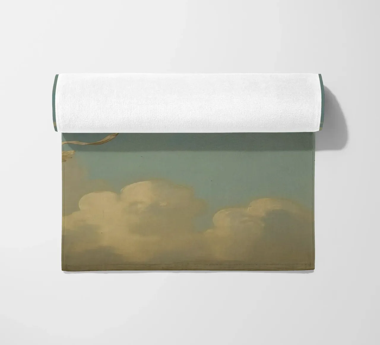Un aquilone che vola alto danza tra le nuvole in un cielo azzurro e limpido telo mare da DesignDoodle