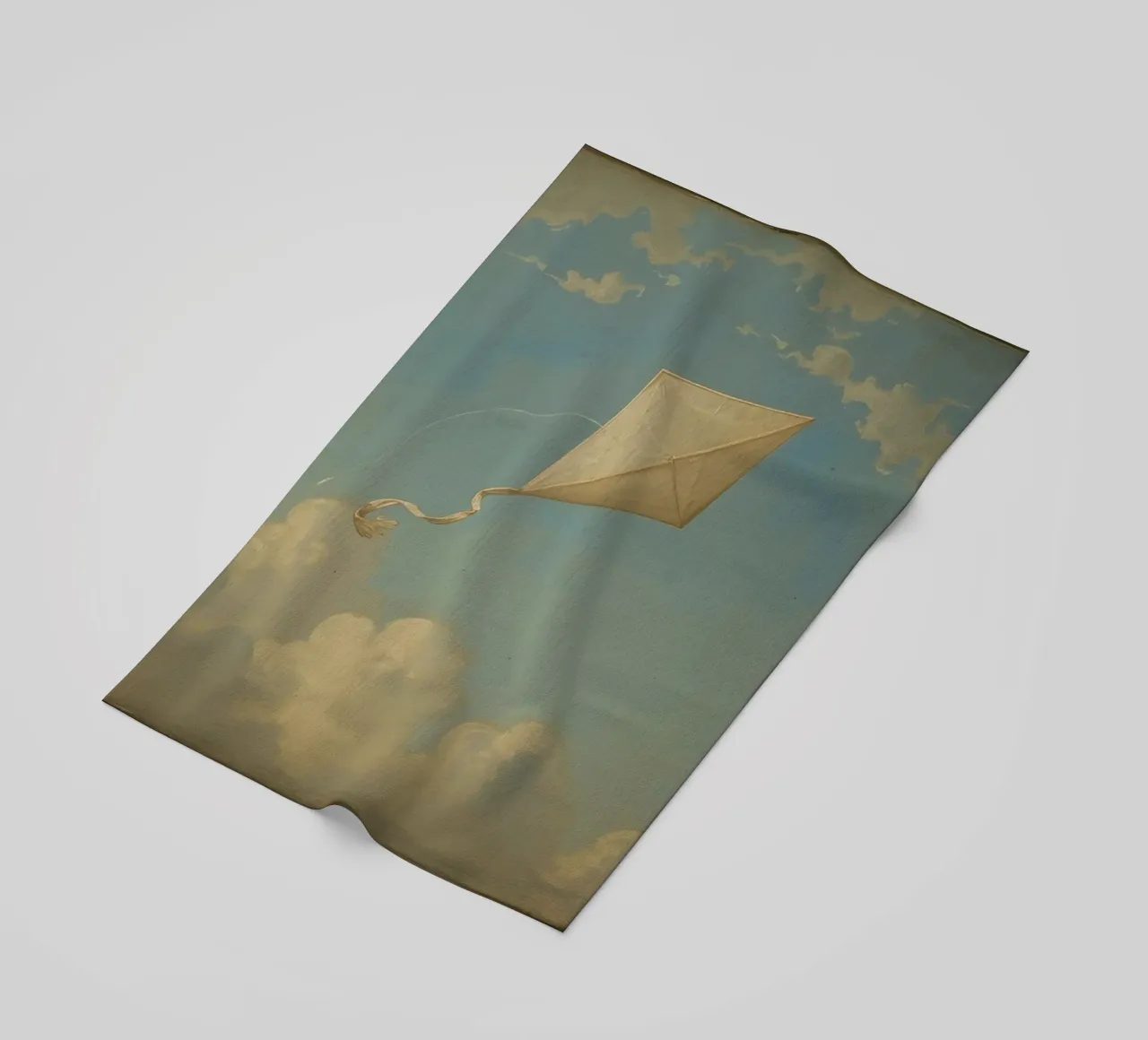Un aquilone che vola alto danza tra le nuvole in un cielo azzurro e limpido telo mare da DesignDoodle