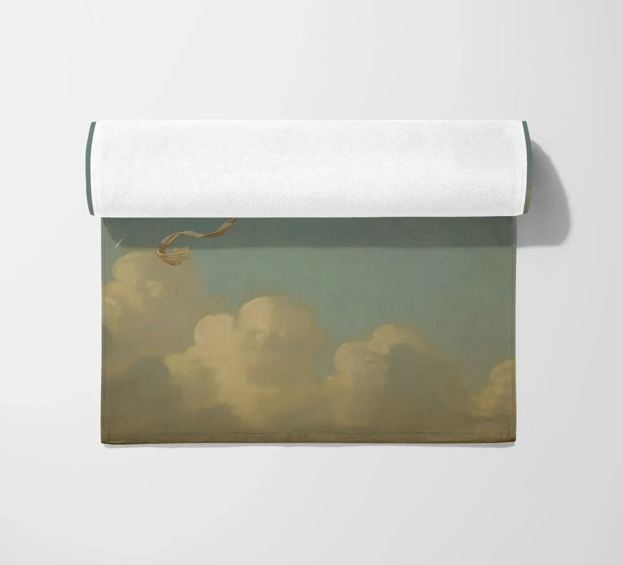 Un aquilone che vola alto danza tra le nuvole in un cielo azzurro e limpido telo mare da DesignDoodle