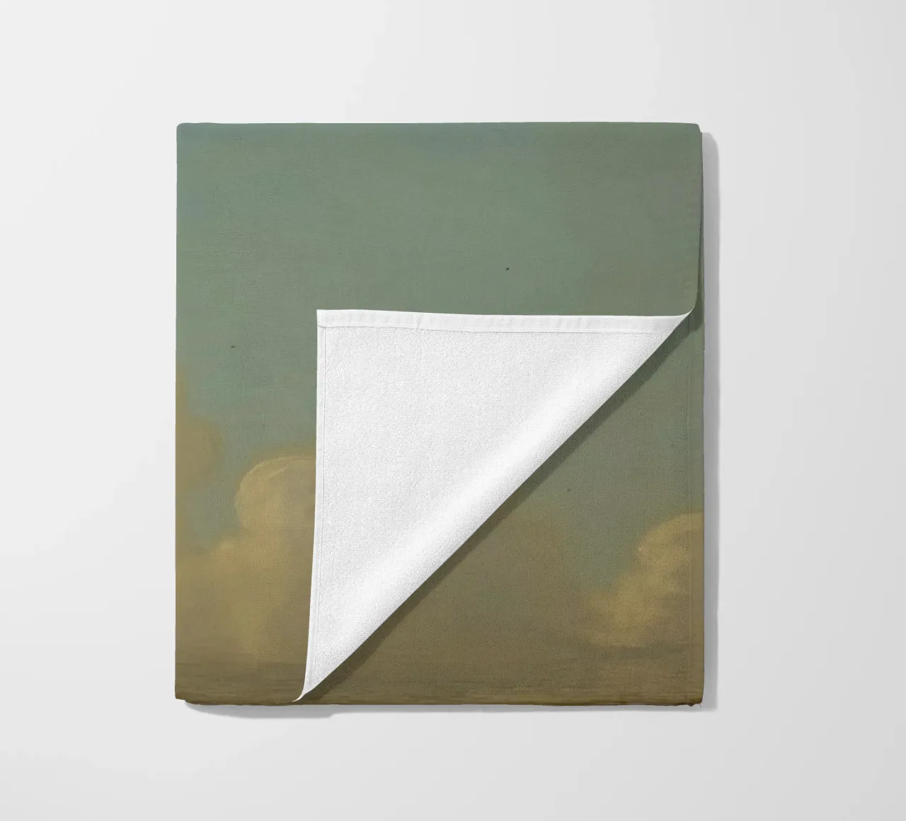 Un aquilone che vola alto danza tra le nuvole in un cielo azzurro e limpido telo mare da DesignDoodle