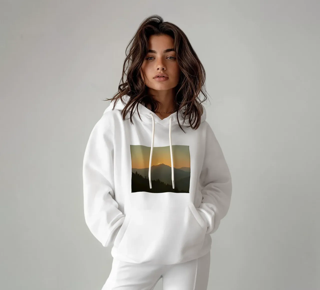 Zonsondergang werpt schaduwen over bergen en pijnbomen hoodie van DesignDoodle