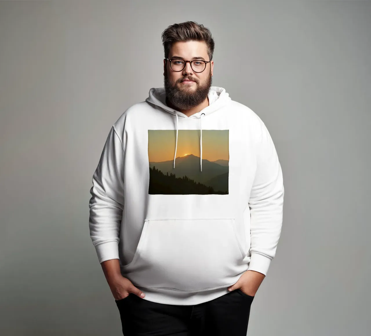 Zonsondergang werpt schaduwen over bergen en pijnbomen hoodie van DesignDoodle
